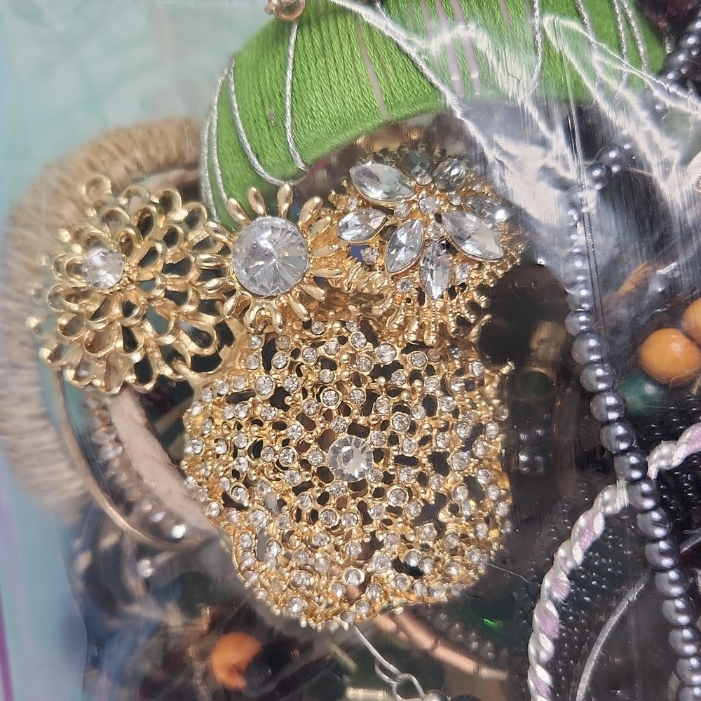 4lb Mystery Craft Broken Jewelry Loose Beads Lot PRICE FIRM - CANNOT BE BUNDLED - Picture 5 of 8